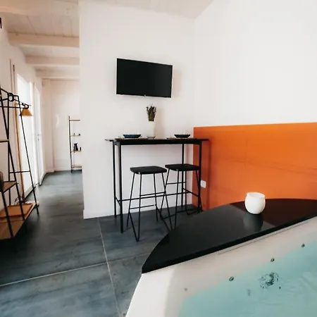 Le Canne Pool And Relax Guest house *